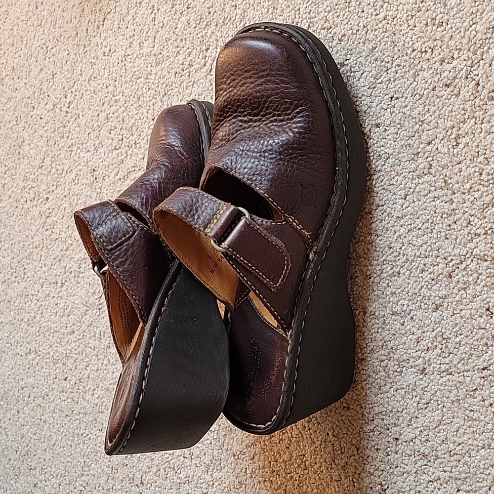 Born brown leather clogs, sz 8